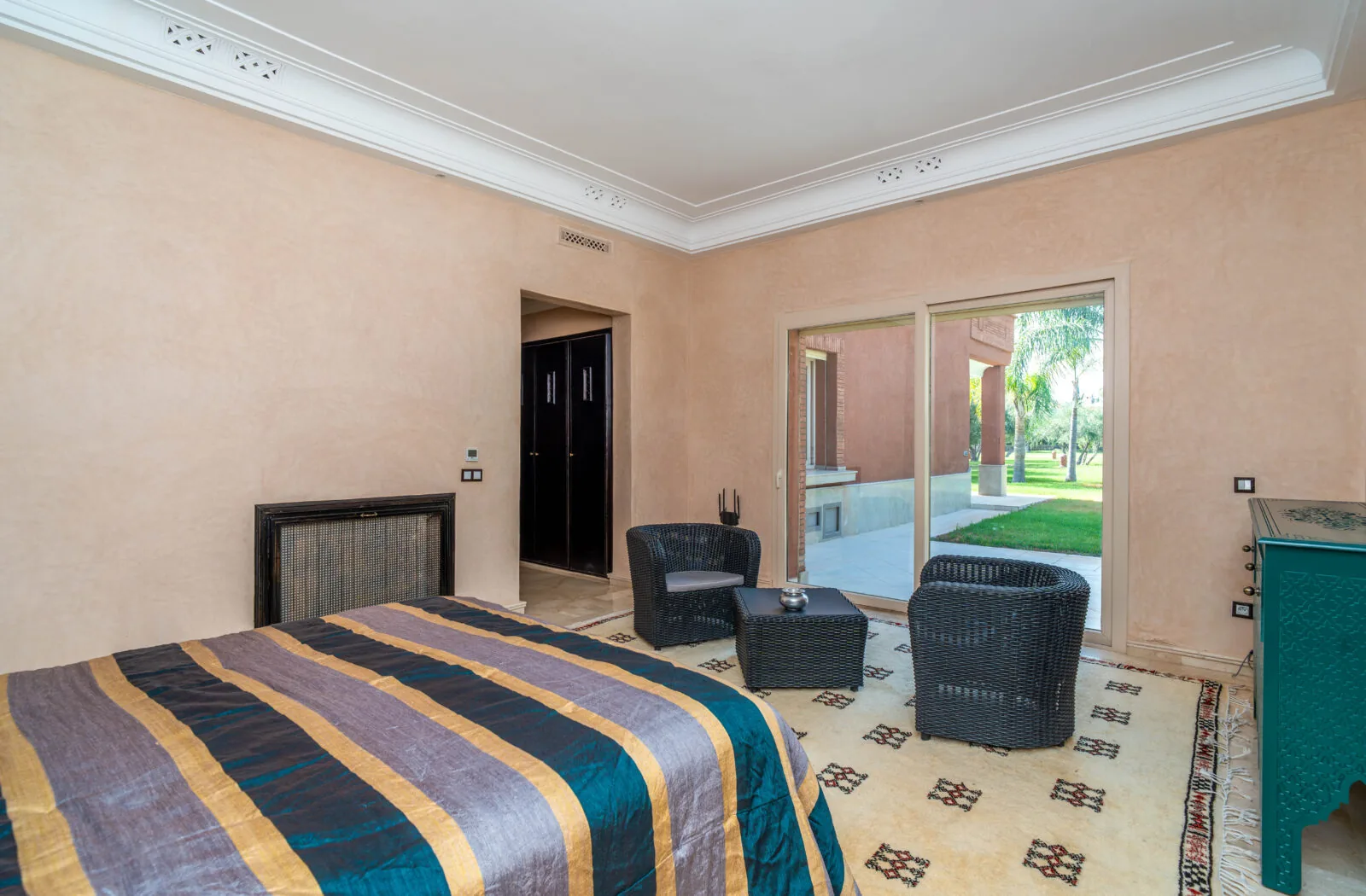 Contemporary 5-bedroom villa on a large plot – Route de Ouarzazate