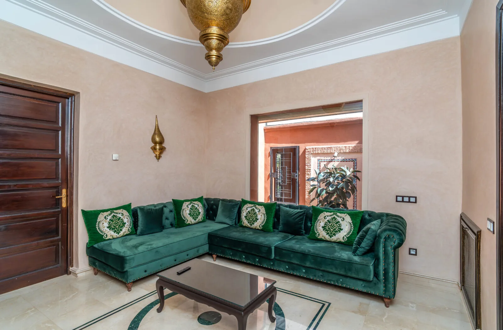 Contemporary 5-bedroom villa on a large plot – Route de Ouarzazate