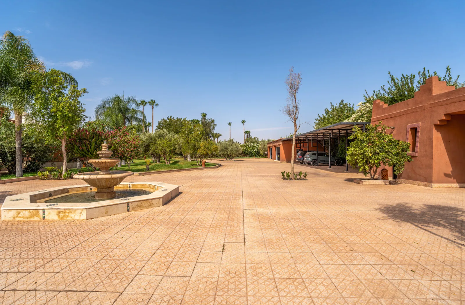 Contemporary 5-bedroom villa on a large plot – Route de Ouarzazate