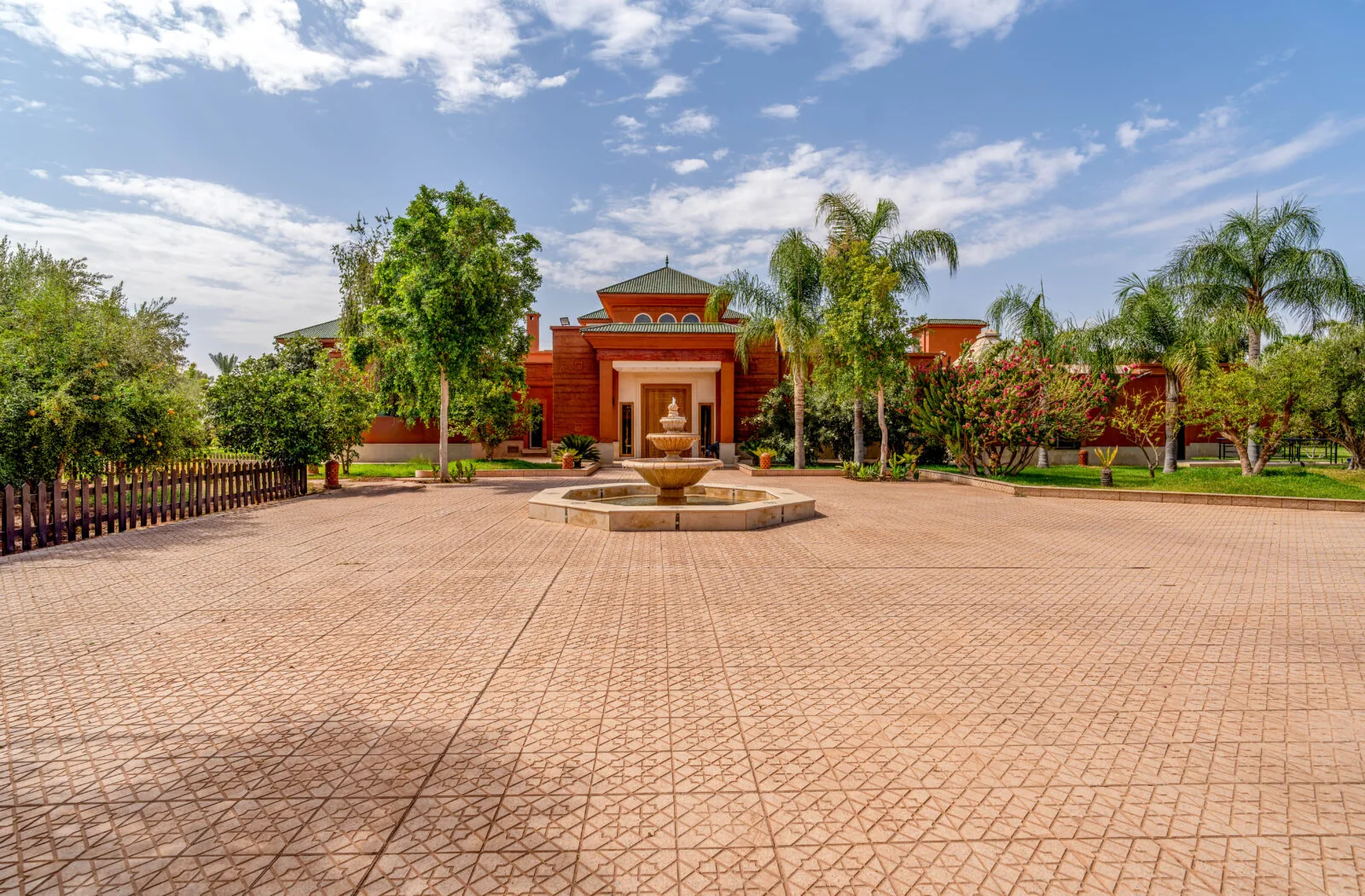 Contemporary 5-bedroom villa on a large plot – Route de Ouarzazate