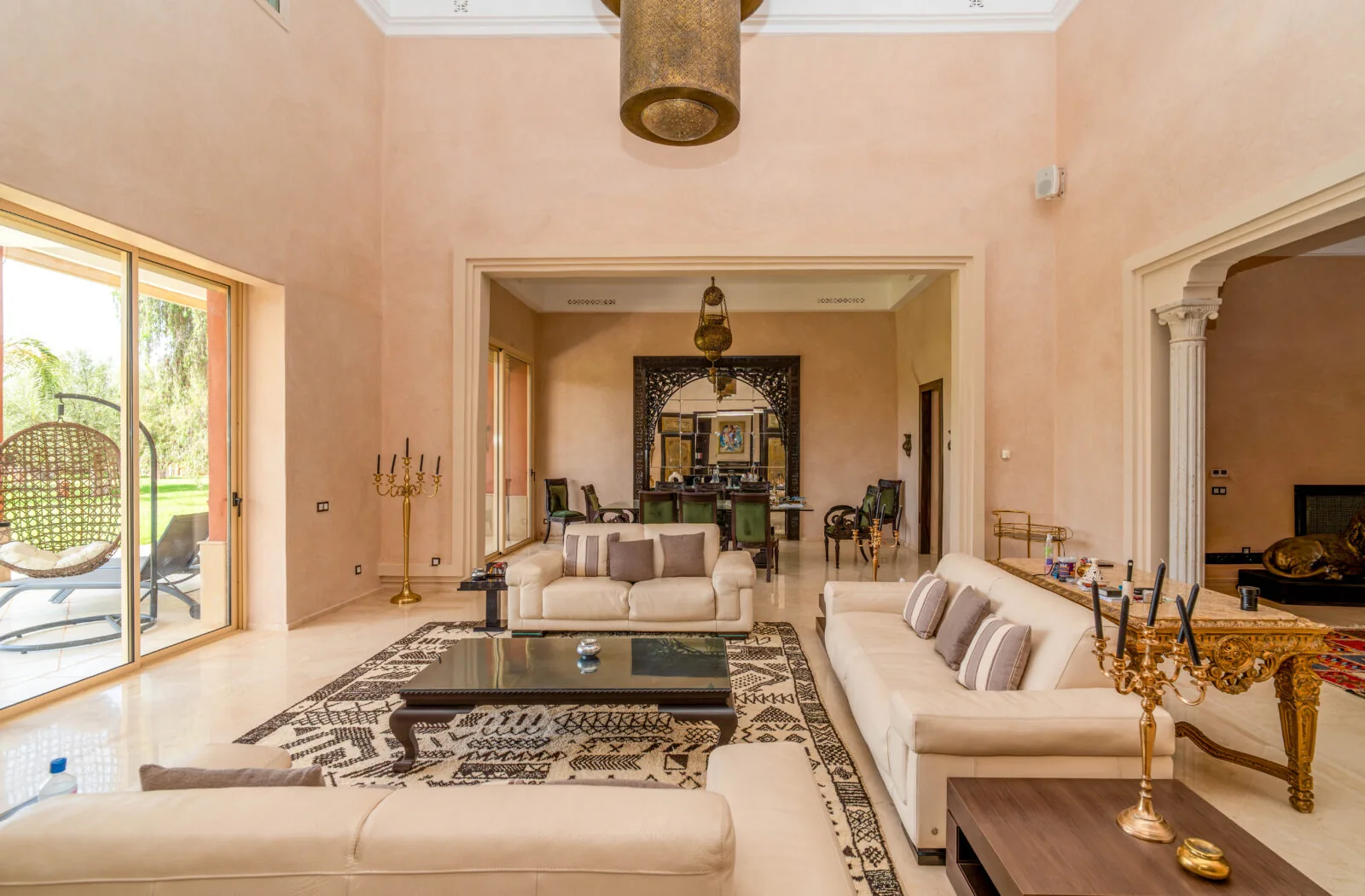 Contemporary 5-bedroom villa on a large plot – Route de Ouarzazate
