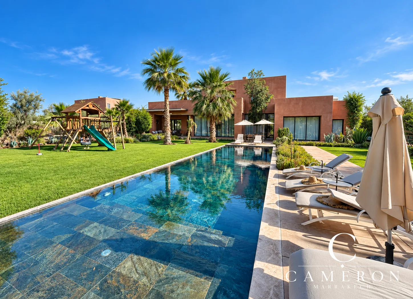 An exceptional villa set on 2,500 m² – Route de l’Ourika, Marrakech.