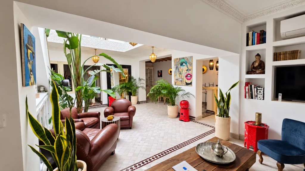 A riad of approximately 95 m², ideally situated in the Kasbah district of Marrakech, just a few minutes’ walk from a car park and vehicle access. It features 3 bedrooms with en-suite bathrooms, a large living room, an open-plan kitchen and a pleasant terrace with a pool. 3-bedroom riad with terrace and pool – Kasbah Marrakech