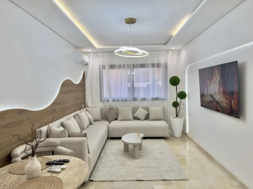 Appartement de 79 m² situé dans le quartier Victor Hugo à Marrakech, au sein d’une résidence sécurisée avec gardien 24h/24. Il comprend deux chambres avec rangements, une cuisine équipée, une salle Appartement de 79 m² à vendre dans le quartier Victor Hugo à Marrakech. Il comprend deux chambres avec rangements, une cuisine équipée, une salle de bain, une terrasse ainsi qu’une place de parking titrée. La résidence dispose d’un système de vidéosurveillance et d’un gardien présent 24h/24.de bain ainsi qu’une place de parking titrée. Appartement 2 chambres à vendre – Victor Hugo, Marrakech