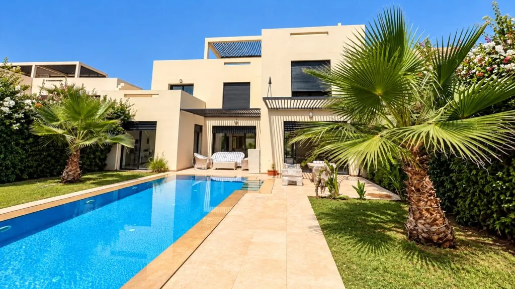 At the heart of the Al Maaden golf estate in Marrakech, this elegant villa, with a floor area of approximately 220 m², sits on a 500 m² plot and enjoys beautiful views over the golf course. It features three en-suite bedrooms, two living rooms with fireplaces, a fully fitted kitchen, terraces and a 10-metre private swimming pool, all set in a prestigious residential area. 3-bedroom villa with private pool and golf course views – Al Maaden, Marrakech