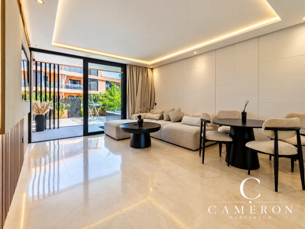 Set in the heart of a residential area near the Noria Golf Course, this fully renovated 126 m² apartment is a real gem, boasting high-quality fittings and a private 29 m² garden. Sold furnished, it has two bedrooms and benefits from a residential complex with a swimming pool and jacuzzi, approximately 10 minutes from the centre of Marrakech. Renovated and furnished apartment with private garden – Golf Noria, Marrakech