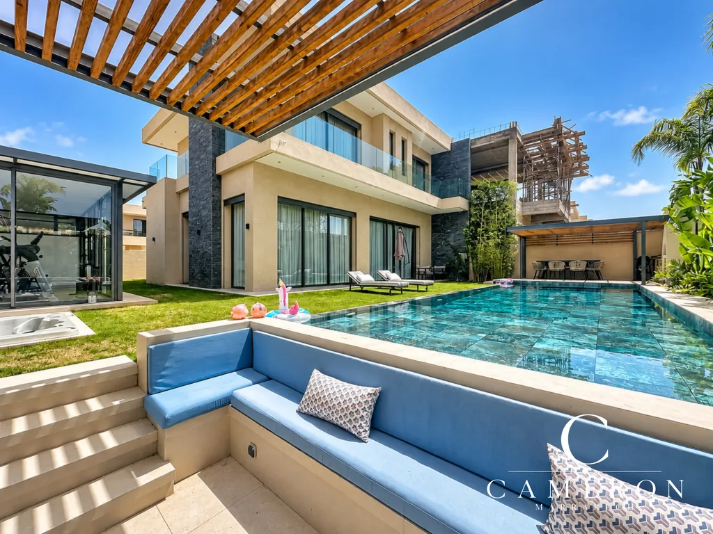 Within the Akenza Golf residence, on the Route de l’Ourika in Marrakech, this contemporary villa, with a floor area of 240 m², is set on a 450 m² corner plot. Fully furnished, it features four suites, a private heated swimming pool and a gym, all within a pleasant residential setting. Contemporary furnished villa with 4 suites and a heated swimming pool – Akenza Golf, Marrakech